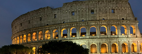 Städtereise Rom – nächtlich beleuchtetes Kolosseum als Höhepunkt einer Kulturwanderung durch die Ewige Stadt