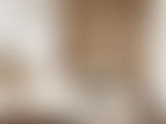 “Salón moderno decorado con estilo sencillo y acogedor, con colores claros y muebles funcionales”