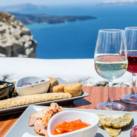 Τα Καλύτερα Ελληνικά Κρασιά για το Καλοκαίρι: Προτάσεις και Συνδυασμοί