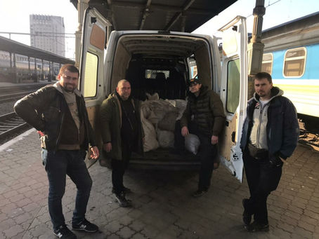 Гуманітарна вартова група CFSR, з самого ранку зустрічає допомогу від друзів.