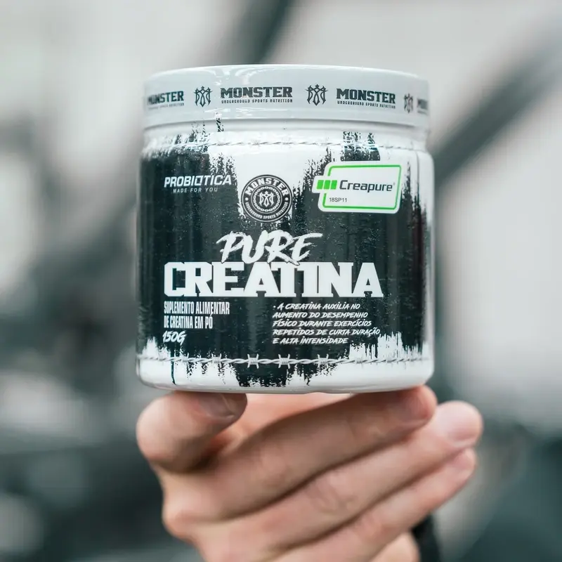 Mão segurando creatina pura probiótica