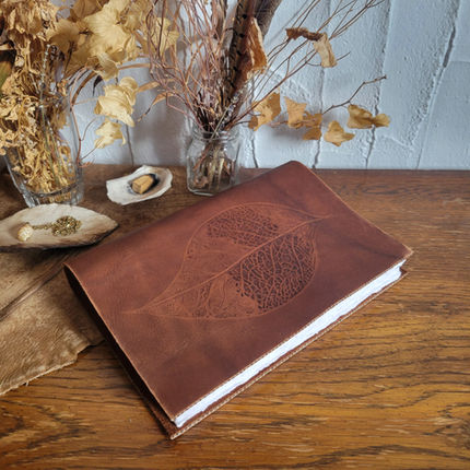 Livre artisanal en cuir fabriqué à la main par Nature Mutante. Galerie photos.