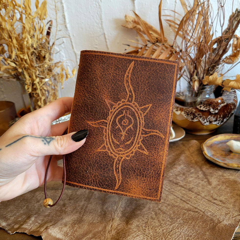 Thumbnail: SOLEIL VINTAGE | Mini grimoire en cuir