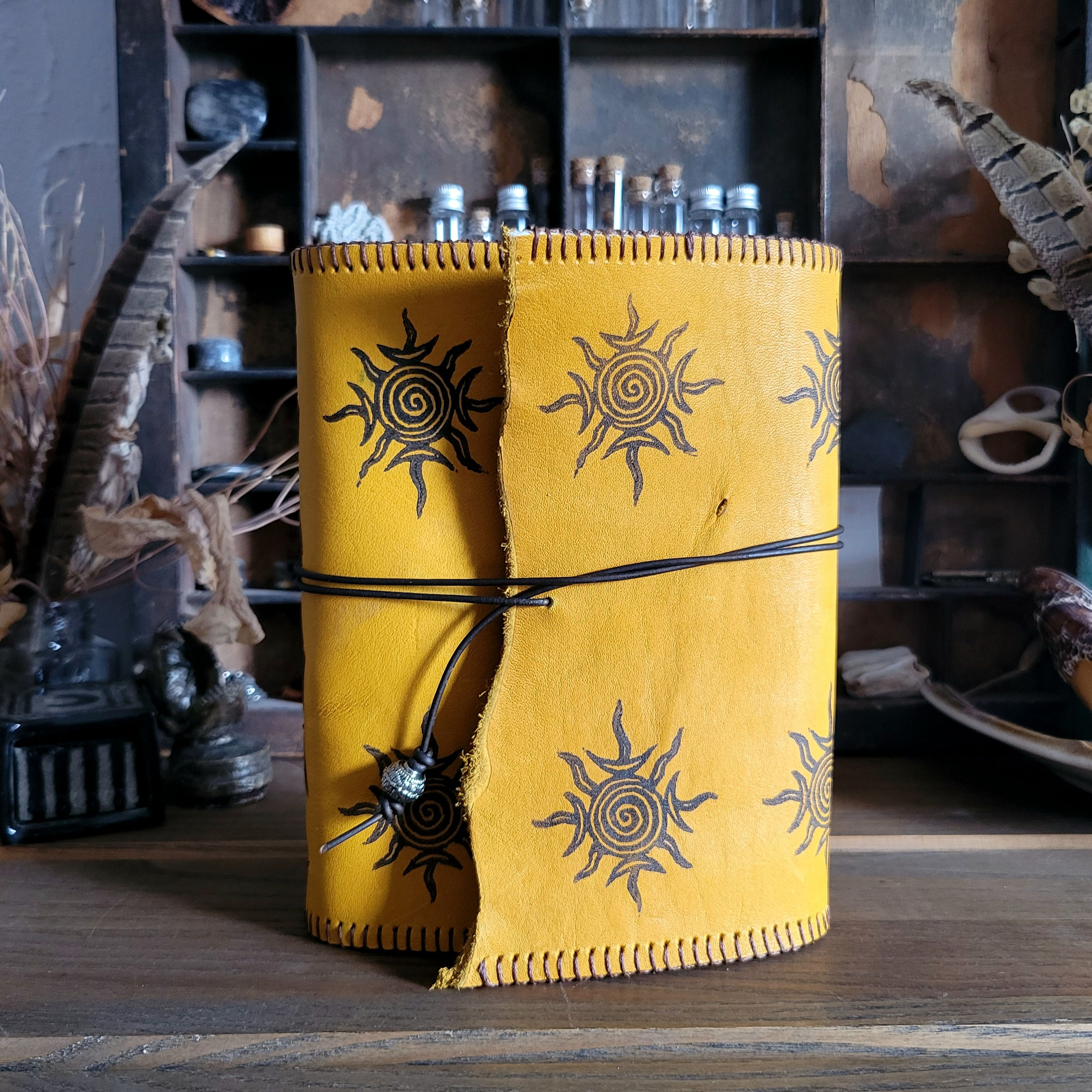 SOLEIL HYPNOTIQUE | Grimoire en cuir