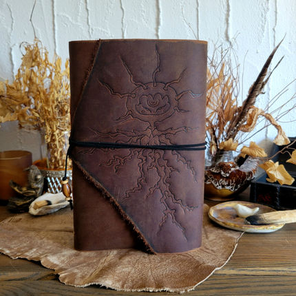 Grimoire en cuir relié à la main. Feuilles mixte média. Parfait pour artistes, sorcières, occultistes, DND, musiciens, poètes. Nature Mutante, artiste et artisane, Longueuil, Montréal.