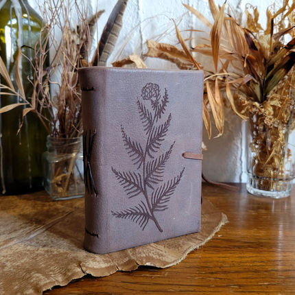 Livre artisanal en cuir fabriqué à la main par Nature Mutante. Galerie photos.