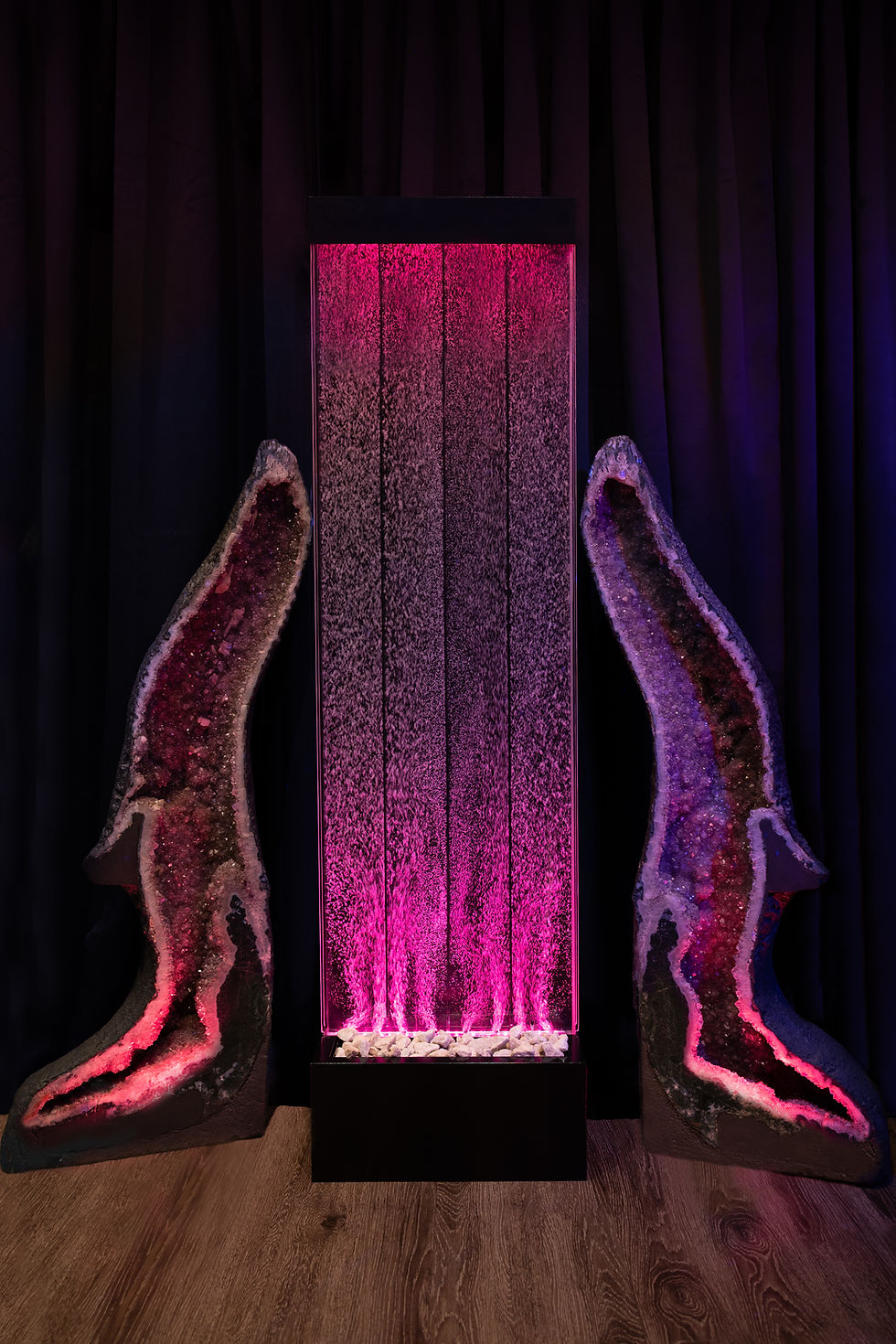 Deux dauphins sur géode d’améthyste