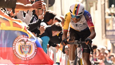 Egan Bernal salió del top 10 del Giro de Italia tras caída en la contrarreloj