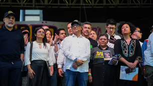 Polémica imagen de Gustavo Petro junto a jefes criminales desata indignación