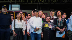 Polémica imagen de Gustavo Petro junto a jefes criminales desata indignación