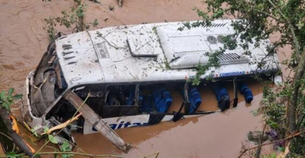 Bus intermunicipal cayó al río Magdalena: 17 personas heridas