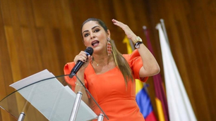 Gobernadora del Tolima se levanta y abandona evento de Petro en pleno acto oficial