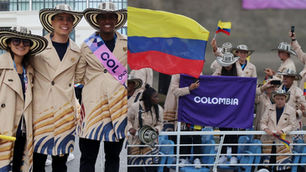 El paso de la delegación colombiana por el río Sena, en plena inauguración de los Juegos Olímpicos París 2024: Detalles de sus atuendos y más