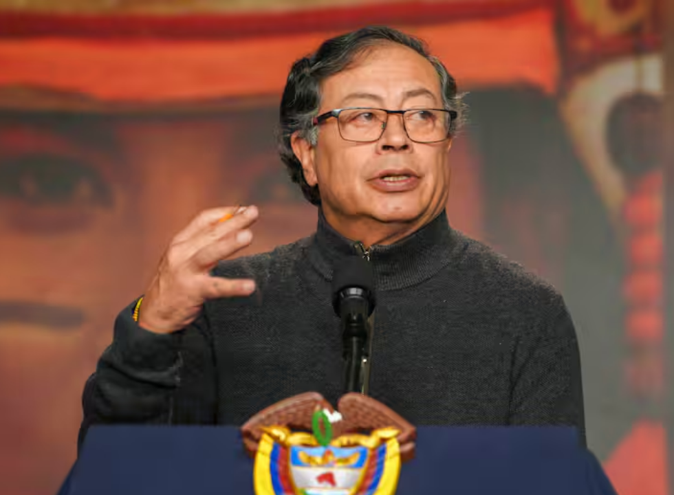 Petro ordena liquidar EPS en quiebra: millones de pacientes en incertidumbre