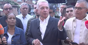 Álvaro Uribe llegó hasta la comuna 13 en Medellín para defender la Operación Orión