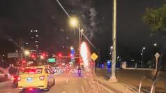 Motociclista desata el caos al lanzar pólvora mientras conduce por el centro de Bogotá