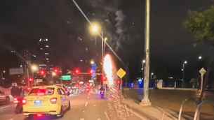Motociclista desata el caos al lanzar pólvora mientras conduce por el centro de Bogotá