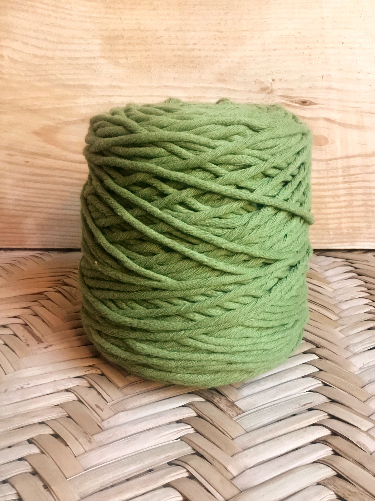 Madeja de algodon de un grosor de 4mm. De un solo torcido. Color Light Rosewood.  