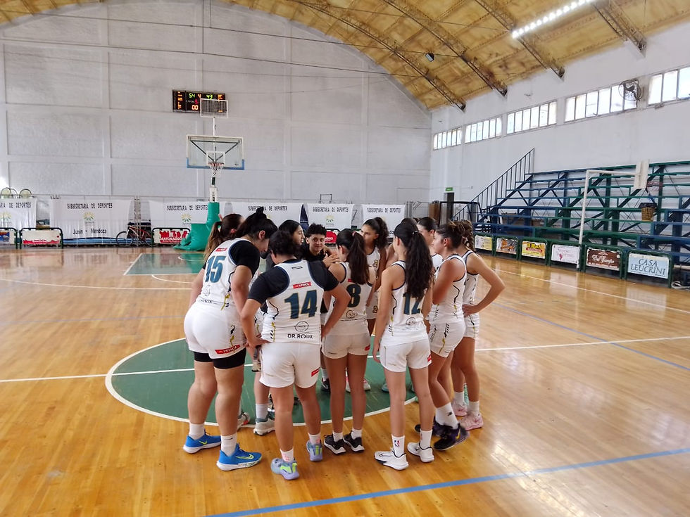 El equipo dando la arenga final, con palabras de sus refentes, Guadalupe Burgoa y Luz Pittaluga.
