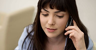 Frau am Telefon