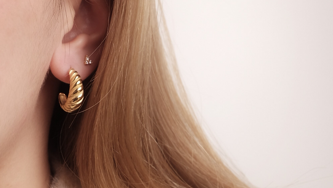 (防水) Gold Med Croissant | 18K Earring