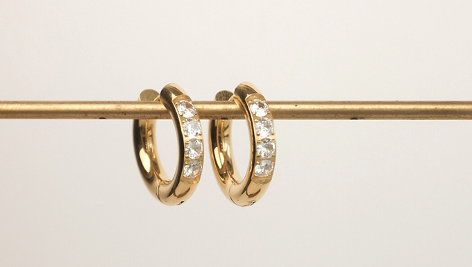 (防水)  Chubby White Stone Huggie | 18KGP Earring