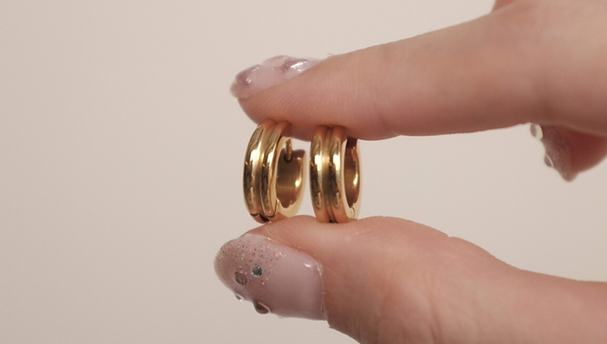 (防水)  2-row Huggie | 18KGP Earring