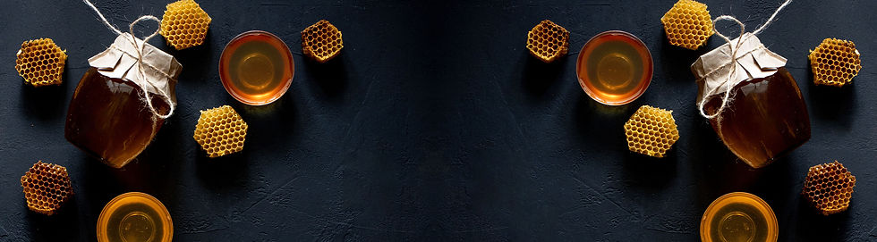 jar-honey-with-honeycomb-black-table-top