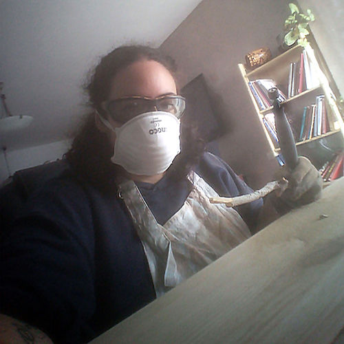 ענבל משייפת שרביט קוסם מעץ