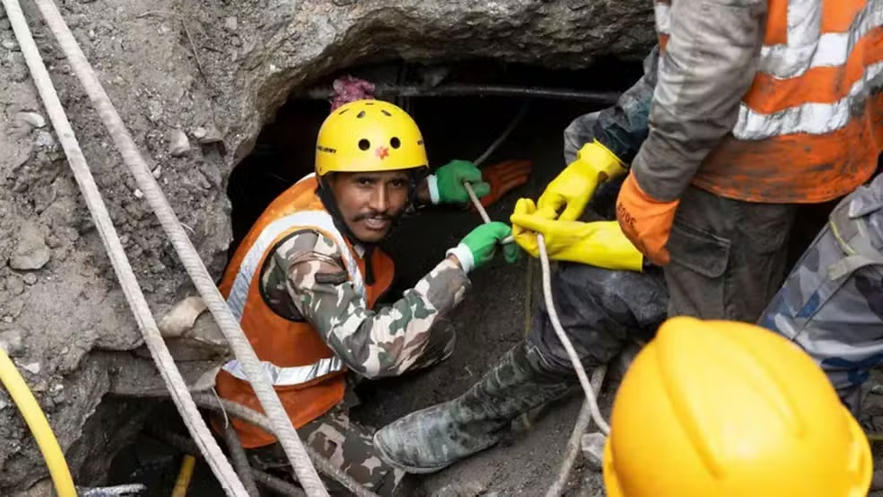 Como Nepal resgatou dois sobreviventes em túnel nove dias após avalanche que deixou mais de 1,3 mil mortos