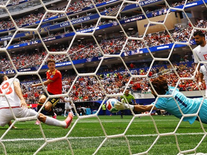 Defesa da Copa? Quem é o goleiro do Irã que fez "milagre" contra a Bélgica e levou joelhada de Lukaku