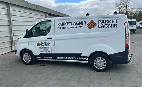 Parketlagnir þjónusta – þjónustubíll á leið í parket uppsetningu í Reykjavík
