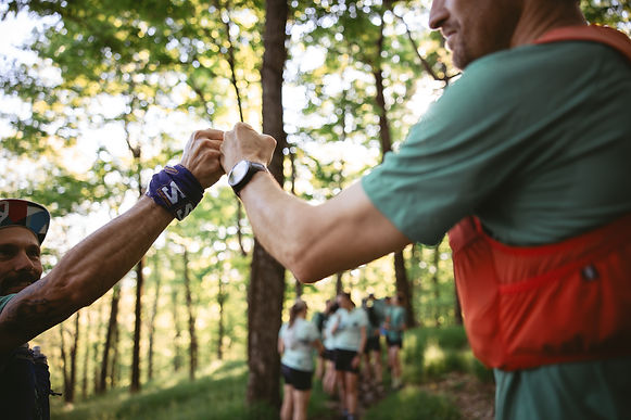 Tape dans la mains de coureurs