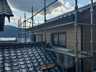 阿南市椿泊・M様邸 足場組み立てレポート|難しい現場もプロが対応!