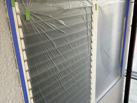 西宮市・外壁塗装前の養生風景~窓の向こうに猫様が・