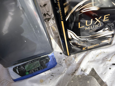 上塗り作業で色と厚みを付けて 仕上げていきます