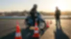 A1 ehliyet direksiyon eğitimi sırasında motosiklet süren aday