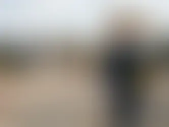 G sınıfı ehliyet için iş makinesi sahasında duran operatör ve farklı makine türleri