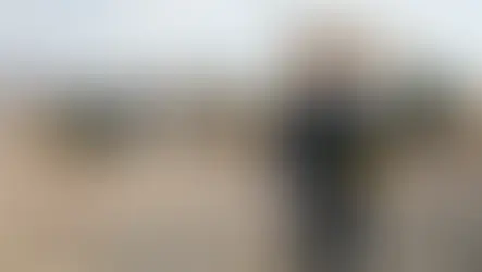 G sınıfı ehliyet için iş makinesi sahasında duran operatör ve farklı makine türleri