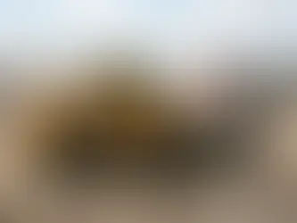 Loder iş makinesiyle şantiyede malzeme yükleme çalışması