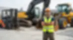 Sanayi sahasında forklift, ekskavatör ve loder arka plandayken operatör belgesi mantığını çağrıştıran profesyonel iş makinesi sahnesi