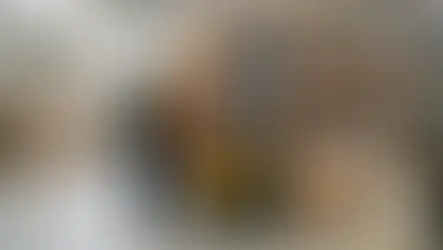 İstif makinesi eğitimi ortamında operatörlük belgesi sürecini temsil eden gerçekçi depo sahnesi