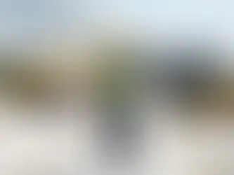İş makinesi operatörü olmak isteyen adayın eğitim sahasında güvenlik ekipmanlarıyla yer aldığı kapak görseli