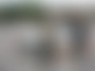 Ehliyet sınavı sürecini anlatan, sürüş alanında belge tutan aday ve eğitim aracını gösteren gerçekçi sahne