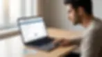 Laptop ekranında sürücü belgesi bilgilerini kontrol eden kullanıcının ehliyet kodu sorgulama sahnesi