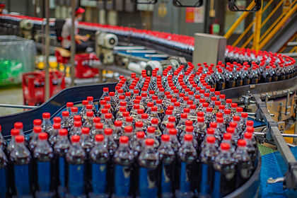 Conveyor flowing with bottles for carbonated