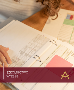 zbliżenie na segregator z dokumentami