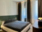 Interiod Design services Milano - Camera matrimoniale letto in tessuto boiserie alle pareti tende su misura appartamento milanoa - Roots Srl