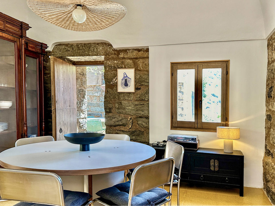 La Palma & La Luna - Dammuso Retreat - Pantelleria - kitchen overview, table and yellow tiles floor