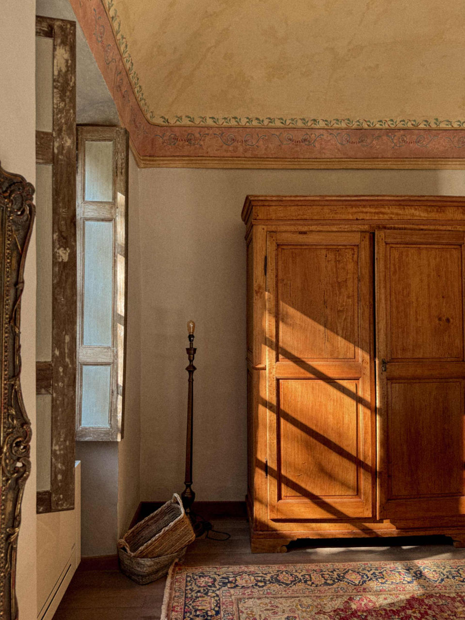 Casa di campagna, camera da letto, interno elegante, dettaglio armadio in legno vintage. Countryhouse master bedroom, closeup on vintage wooden closet, elegant vibe, natural colors.